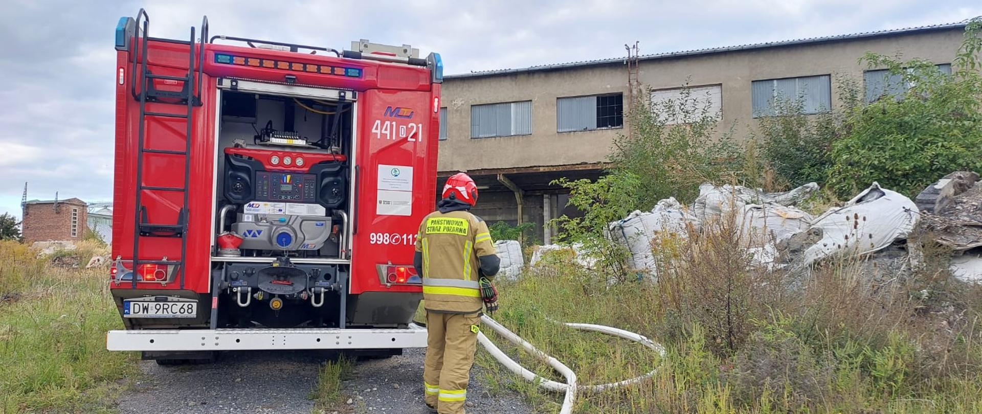 Pożar nagromadzonych odpadów w budynku po starej cukrowni w Jaworze
