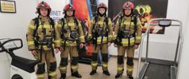Na zdjęciu strażacy przed przystąpieniem do testów w komorze dymowej