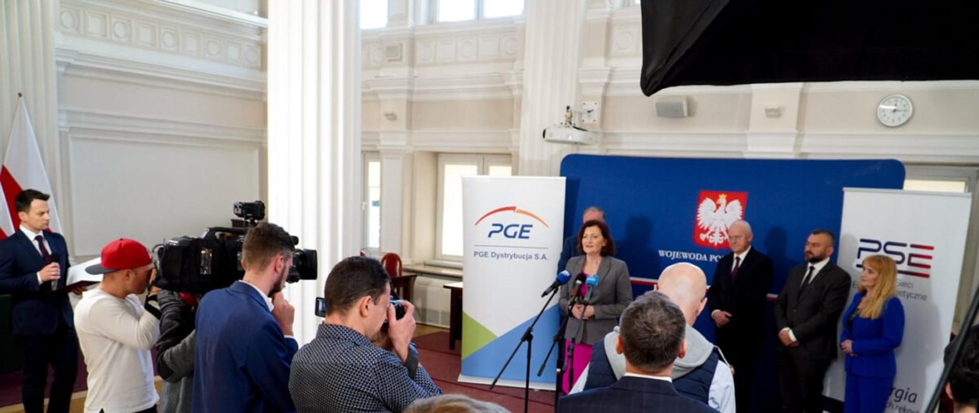 Wojewoda Ewa Leniart zabiera głos podczas konferencji prasowej dotyczącej nowej stacji elektroenergetycznej na Podkarpaciu