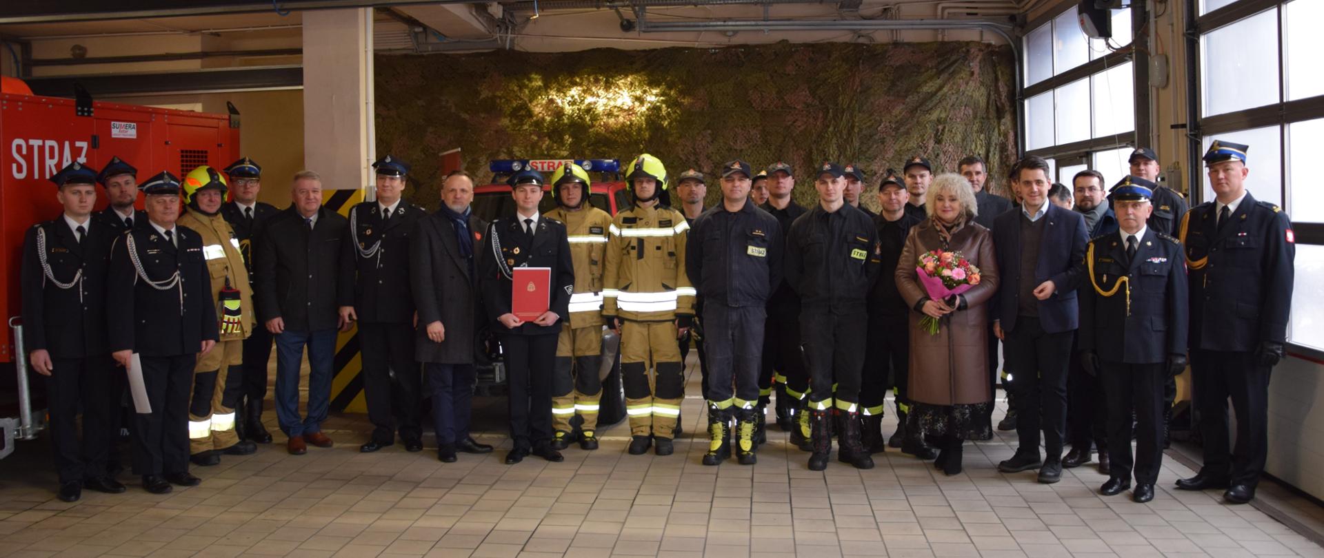 Zdjęcie grupowe, na którym znajdują się wszyscy zebrani na uroczystości