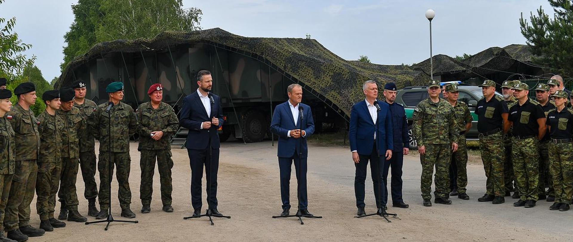 29 maja 2024 r. premier Donald Tusk, wicepremier -minister obrony narodowej Władysław Kosiniak-Kamysz oraz minister spraw wewnętrznych i administracji Tomasz Siemoniak przebywali z wizytą w placówce Straży Granicznej w Dubiczach Cerkiewnych. Fot. st.kpr. Wojciech Król/CO MON
