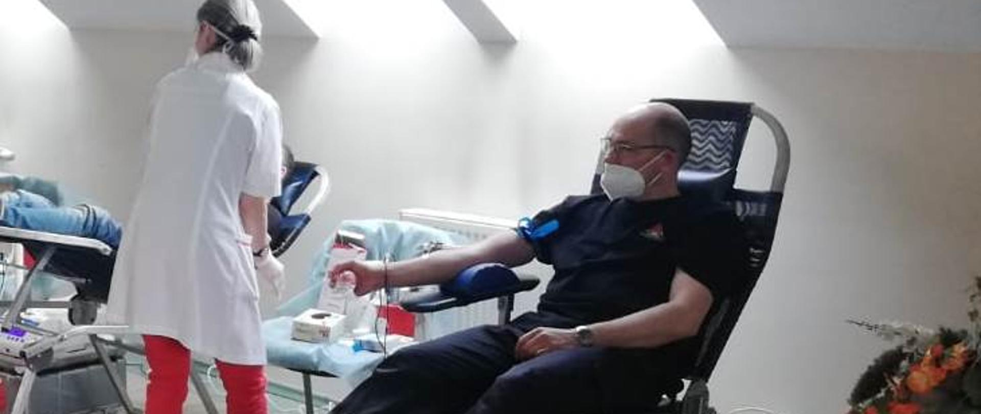 Na zdjęciu widać Komendanta Powiatowego Państwowej Straży Pożarnej podczas oddawania krwi