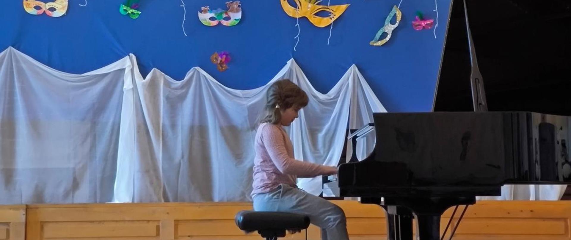 Dziewczynka gra na fortepianie