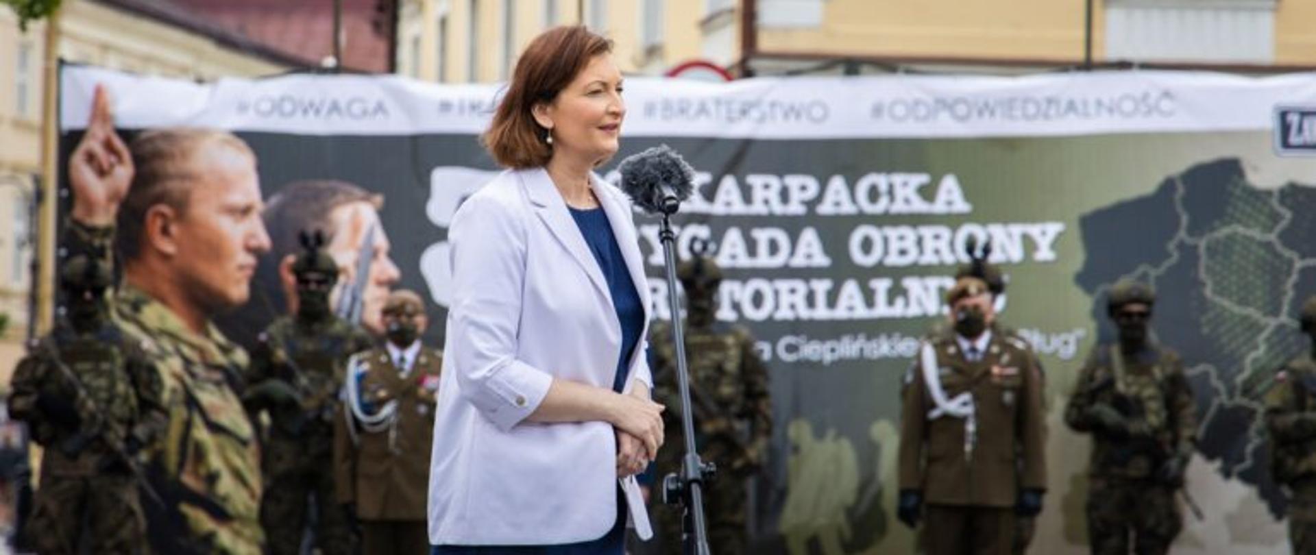 Wojewoda podkarpacki Ewa Leniart przemawia W Rzeszowie z okazji przysięgi żołnierzy Wojsk Obrony Terytorialnej