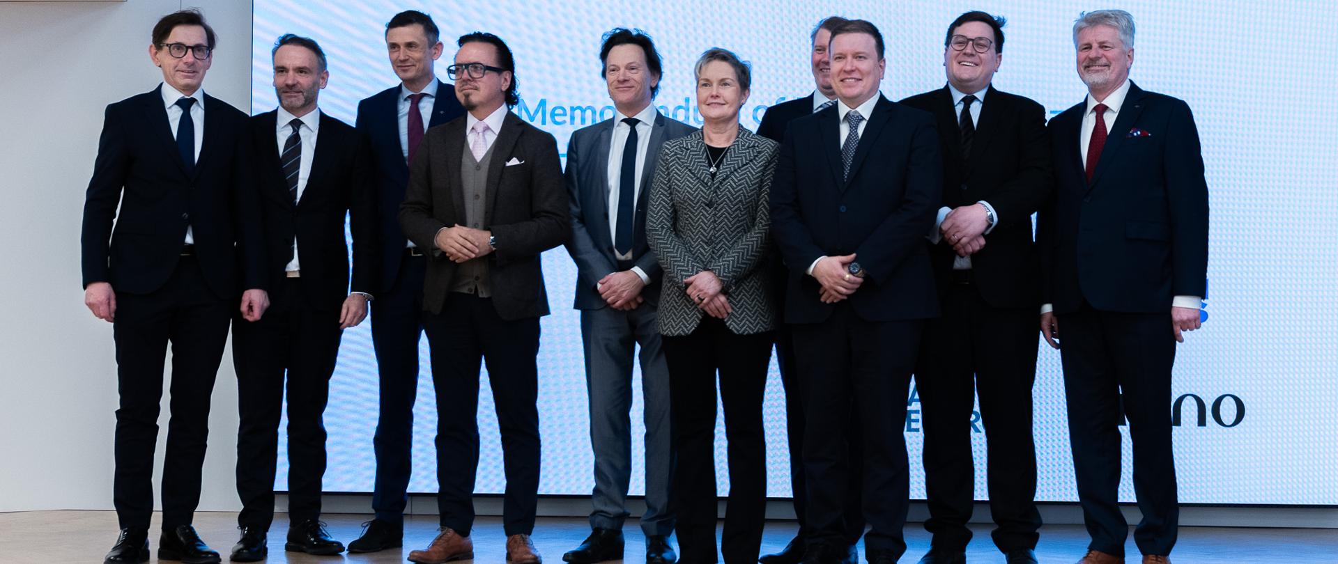 Family photo. Minister Wojciech Balczun, Dyrektor Generalny MAP, Przemysław Ciszak, przedstawiciele fińskiego rządu i biznesu oraz członkowie zarządu Grupy ORLEN. 