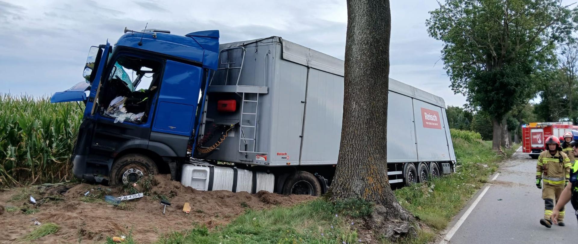 Na zdjęciu widać rozbitą ciężarówkę z naczepa 