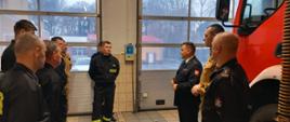Na zdjęciu Opolski Komendant Wojewódzki PSP, Komendant Powiatowy PSP wraz z zastępcą,
dowódca JRG wraz z strażakami pełniącymi w tym dniu służbę na garażu.