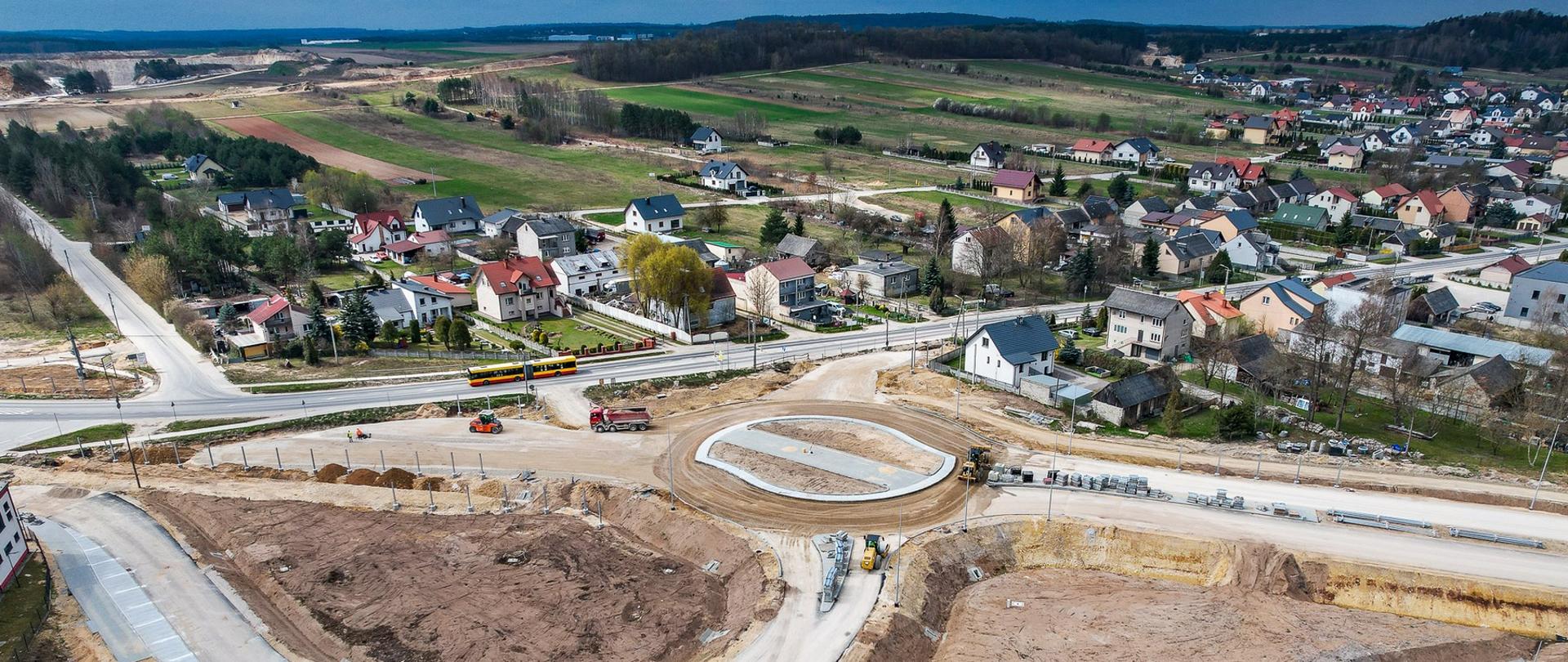 DK73 obwodnica Morawicy - ujęcie z drona, budowa nowego ronda przy istniejącej drodze, za drogą zbudowania 