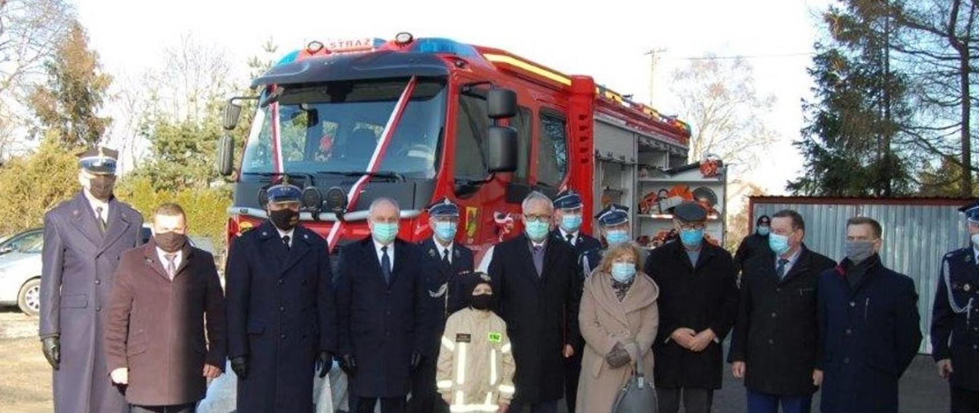 Zdjęcie przedstawia gości zaproszonych na uroczystość