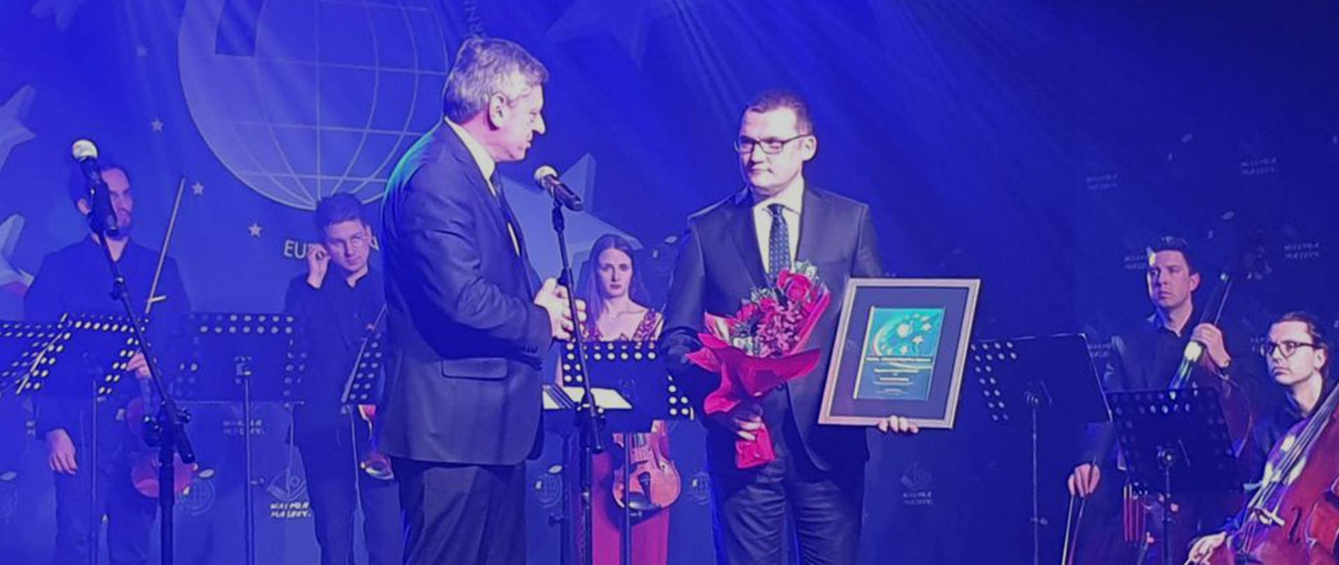 Wiceminister Paweł Szefernaker odbierający nagrodę podczas Europejskiego Kongresu Samorządów w Mikołajkach.