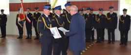 Na zdjęciu Starosta Wałecki dr Bogdan Wankiewicz wręcza wyróżnienia wałeckim strażakom.