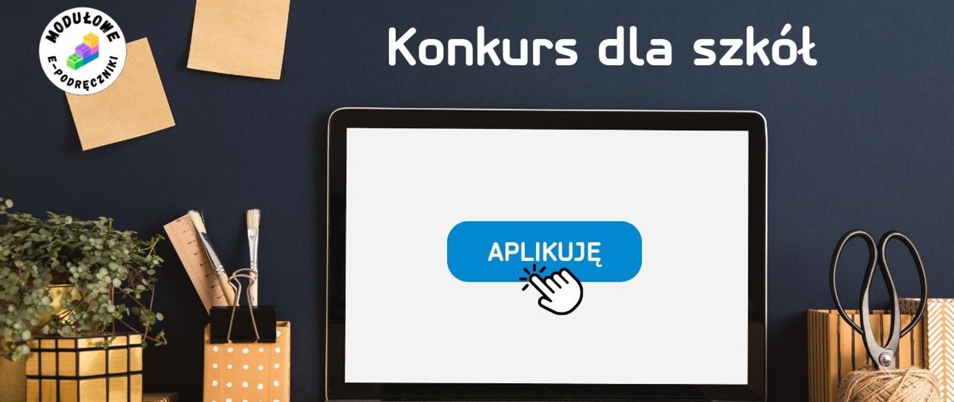 Na biurku leży otwarty laptop, na którym wyświetlone jest hasło "aplikuję", na które najeżdża kursor myszki. W górnej części grafiki widnieje napis "konkurs dla szkół".