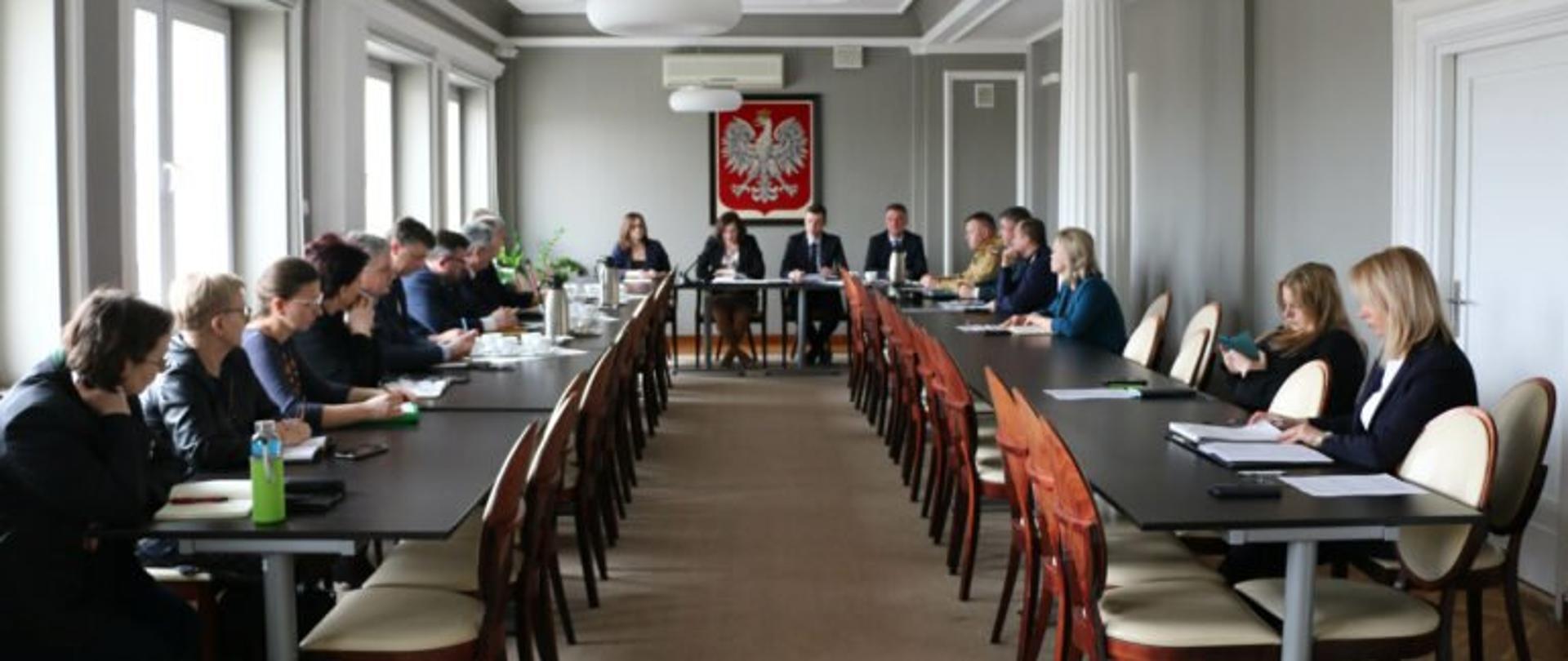 Wojewoda podkarpacki Ewa Leniart, wicewojewoda Jolanta Sawicka i II wicewojewoda Radosław Wiatr podczas narady z przedstawicielami rządowej administracji rządowej 