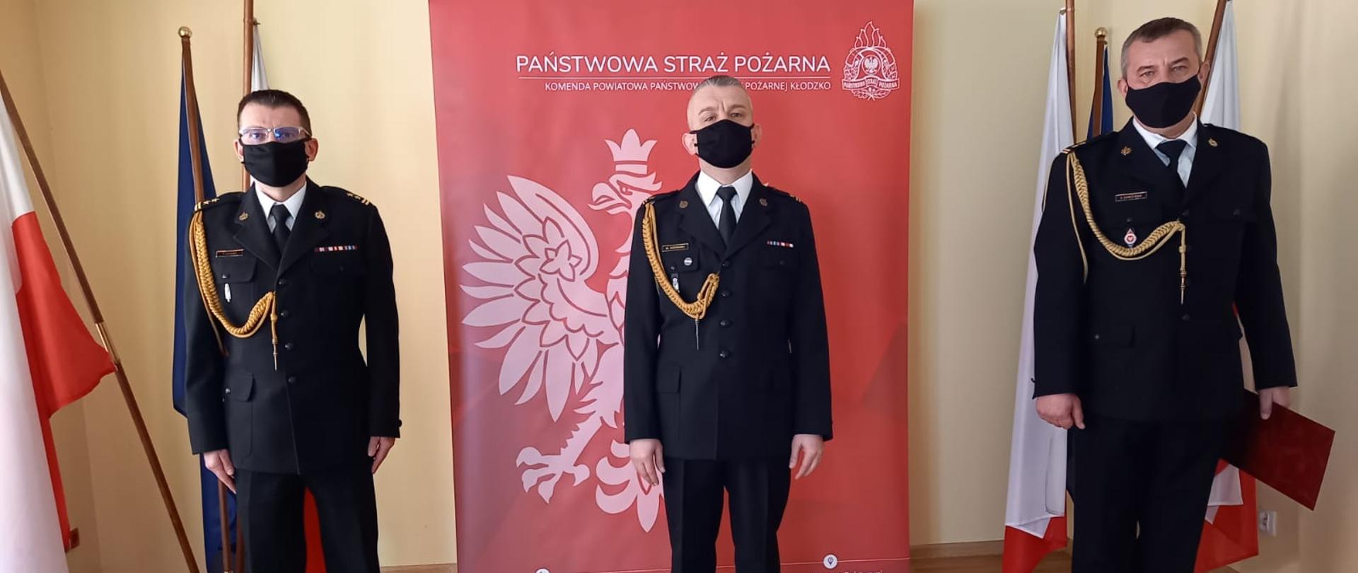 Komendant Powiatowy PSP w Kłodzku, Zastępca Komendanta Powiatowego PSP w Kłodzku oraz Dowódca JRG w Kłodzku w umundurowaniu wyjściowym.