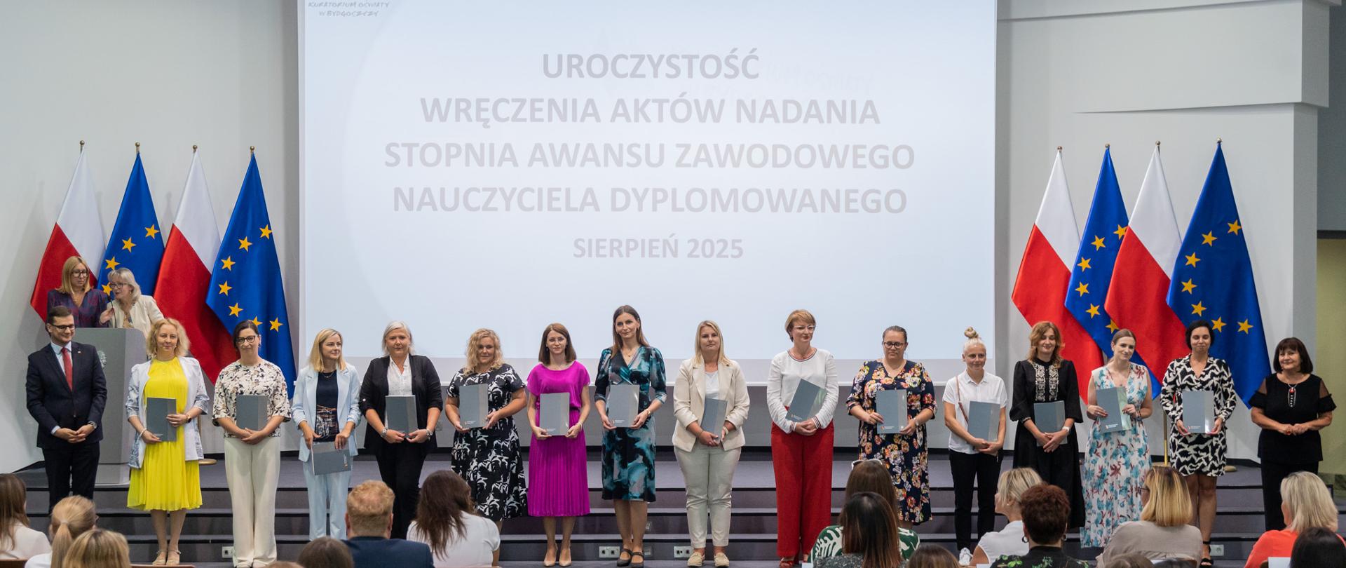 Uroczystość wręczenia aktów nadania stopnia nauczyciela dyplomowanego. Zdjęcie grupowe. 