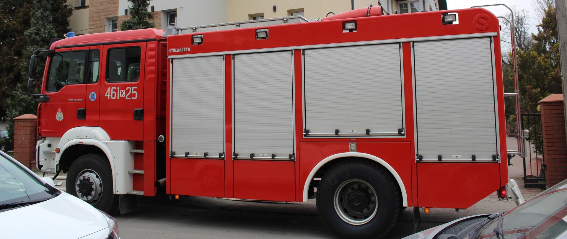 Na zdjęciu samochód strażacki zaparkowany obok DPS Betania