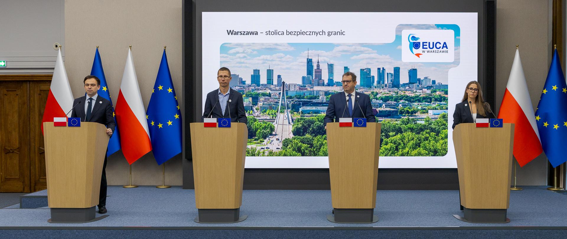 Andrzej Domański minister finansów i gospodarki, Marcin Łoboda wiceminister finansów, szef KAS, Małgorzata Krok Pełnomocnik Ministra Finansów i Gospodarki ds. Ubiegania się o Ustanowienie Siedziby EUCA w Warszawie oraz Maciej Fijałkowski sekretarz miasta st. Warszawy podczas konferencji prasowej