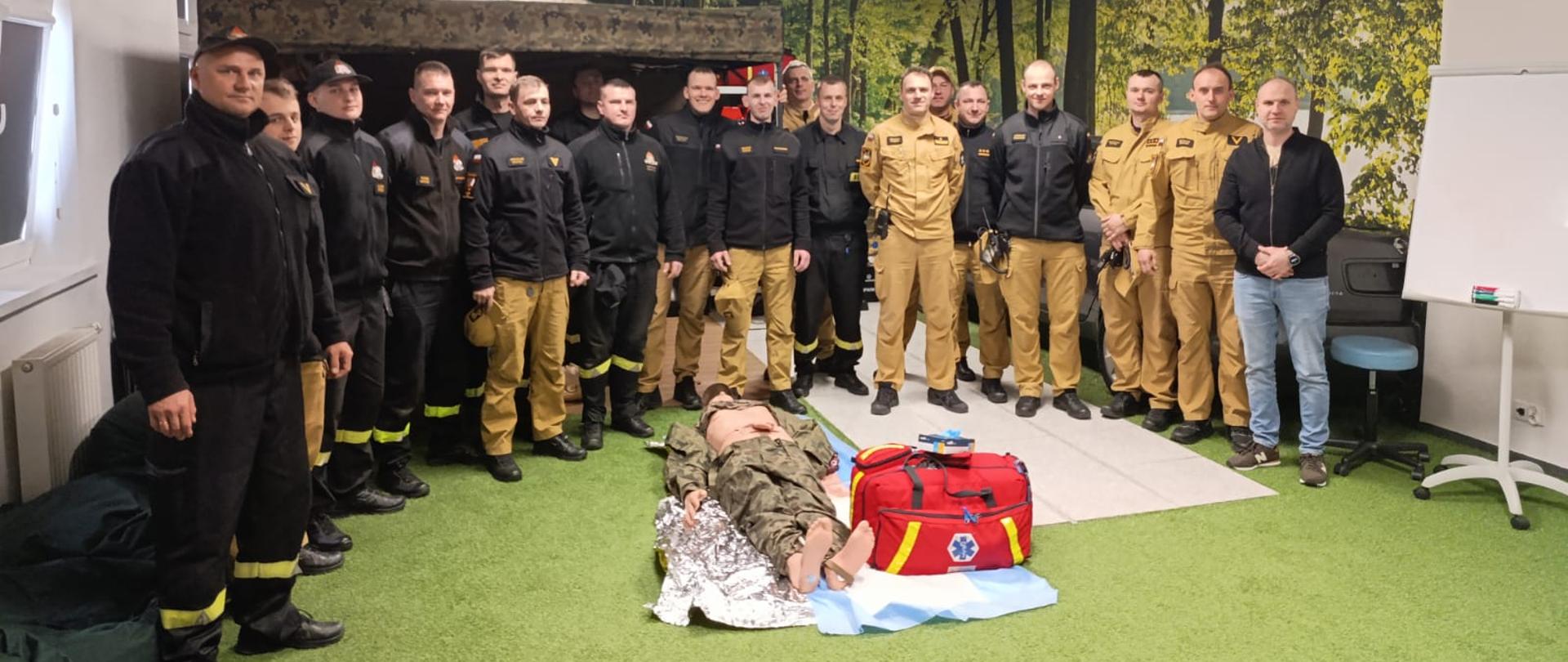 Na zdjęciu widnieją strażacy w trakcie ćwiczeń w Akademii Nauk Stosowanych z zakresu udzielania pierwszej pomocy. 