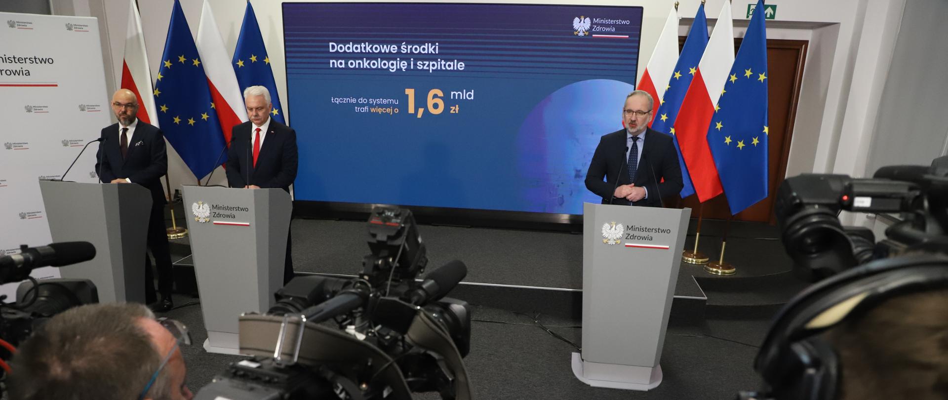 zdjęcie z konferencji prasowej min. Adama Niedzielskiego, wiceministra Waldemara Kraski i prezesa NFZ Filipa Nowaka 
