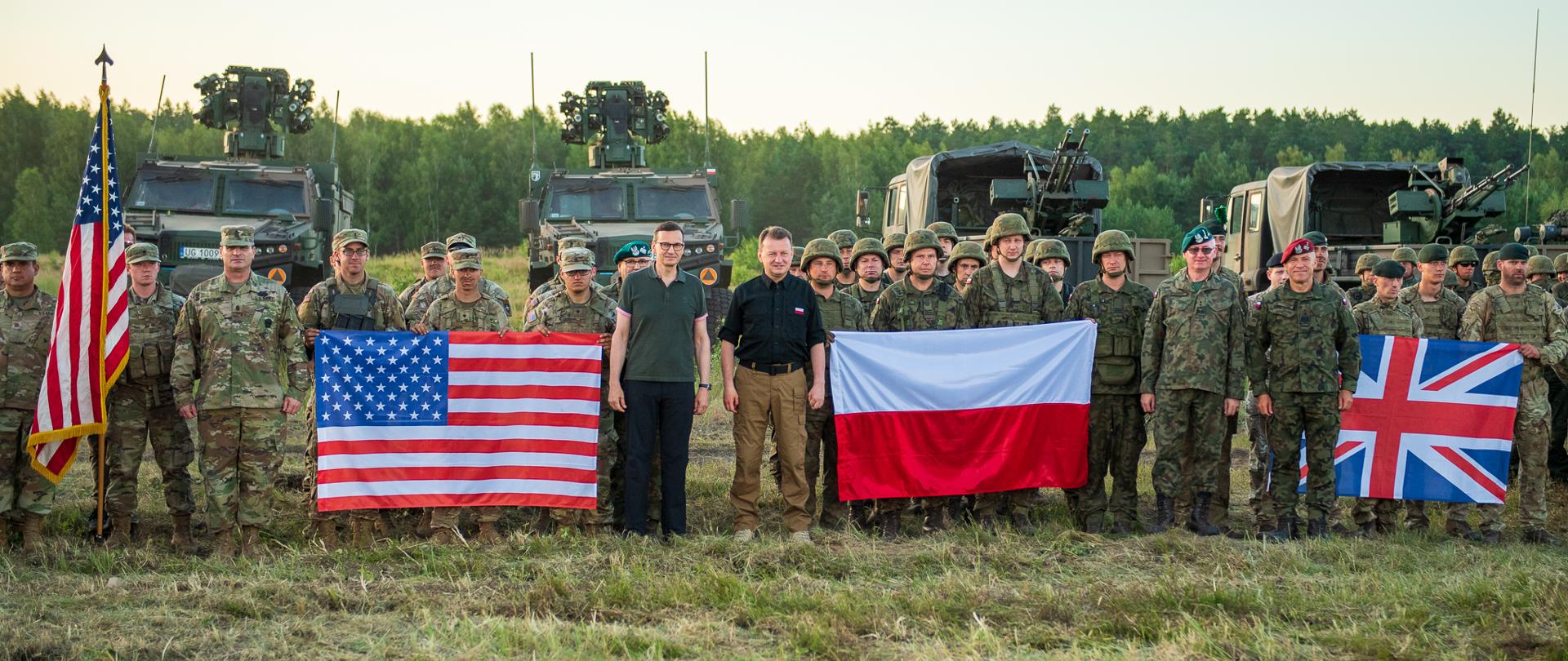 3 lipca 2022 r., na terenie poligonu w Orzyszu, premier Mateusz Morawiecki i Mariusz Błaszczak, wicepremier, minister obrony narodowej spotkali się z żołnierzami wielonarodowej grupy bojowej eFP NATO.
