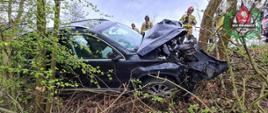 Rozbity samochód w zaroślach przydrożnego rowu