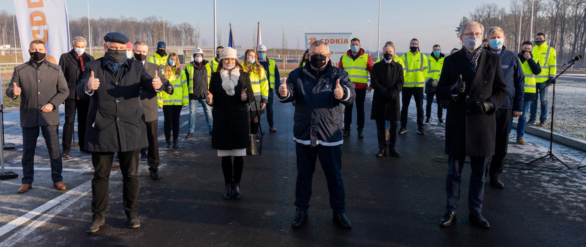 droga S5, grupa osób, wśród nich minister infrastruktury, parlamentarzyści i wicewojewoda 