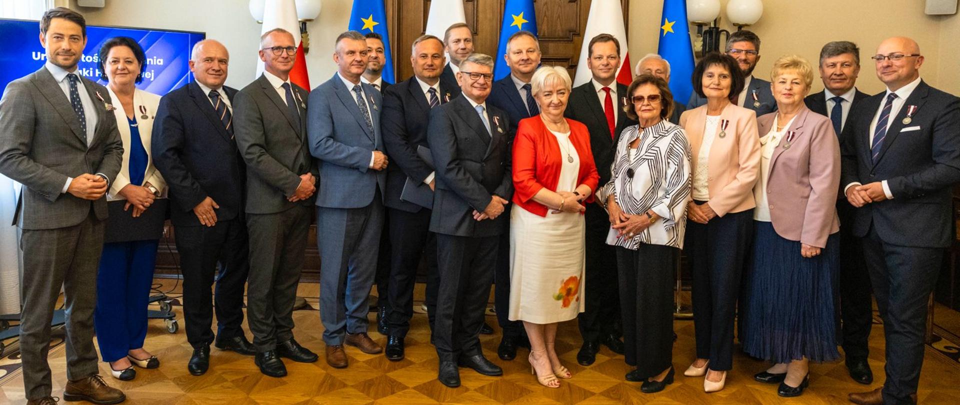 Pamiątkowe zdjęcie wojewody łódzkiego Doroty Ryl z wyróżnionymi samorządowcami województwa łódzkiego 