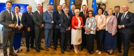 Pamiątkowe zdjęcie wojewody łódzkiego Doroty Ryl z wyróżnionymi samorządowcami województwa łódzkiego 