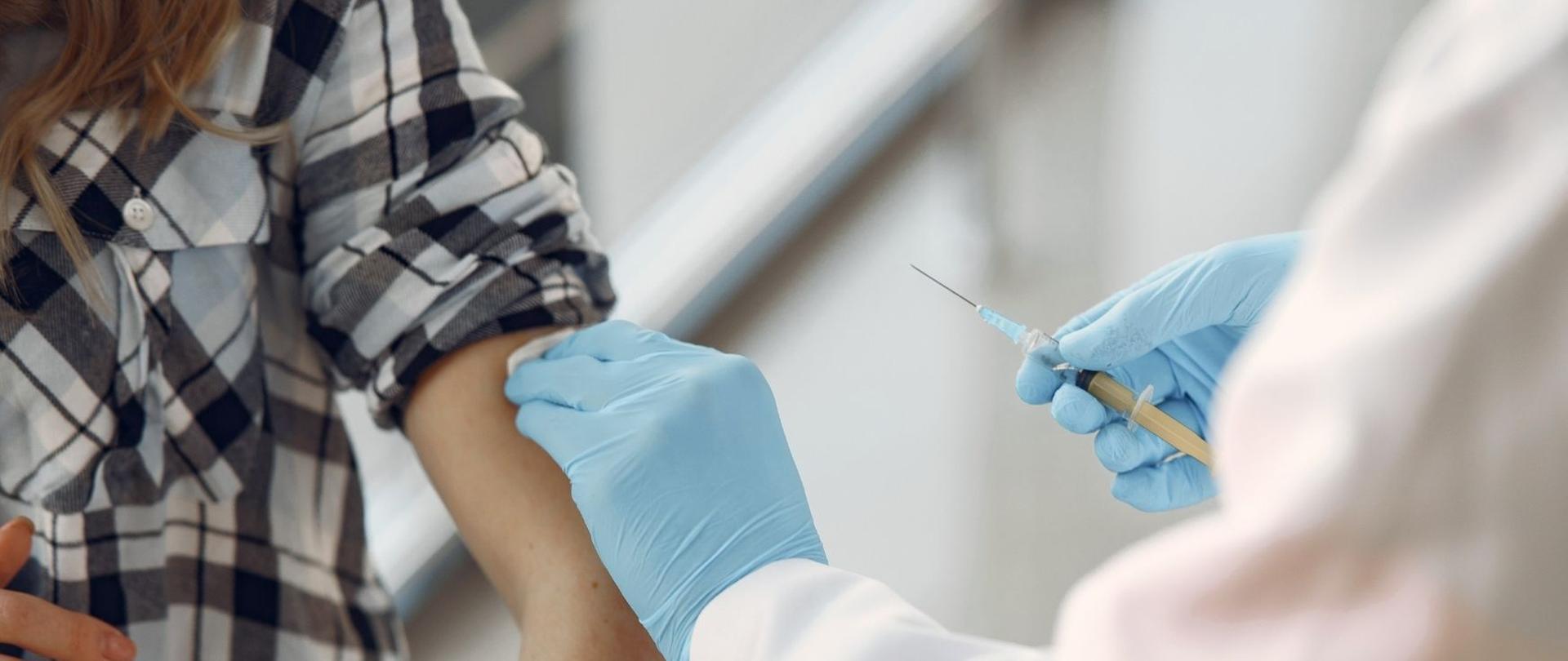 Ruszają szczepienia nauczycieli