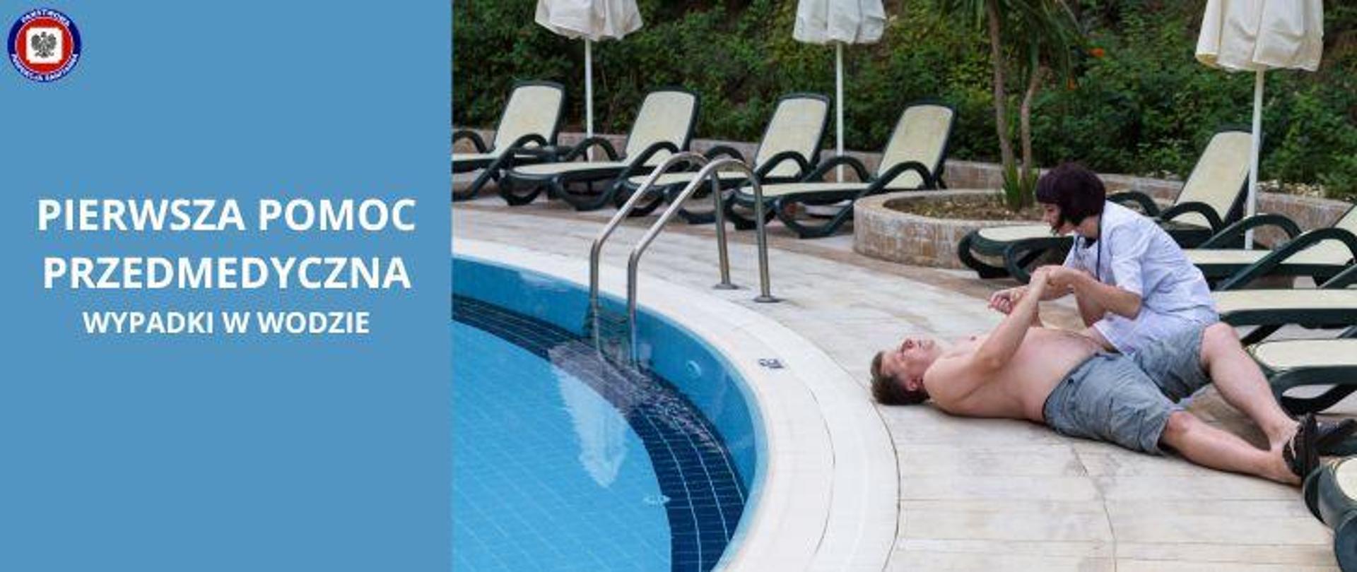 Po lewej na niebieskim polu jasny napis "Pierwsza pomoc przedmedyczna. Wypadki w wodzie". W lewym górnym rogu logo Państwowej Inspekcji Sanitarnej. Po prawej na betonowej posadce przy basenie leży dojrzały mężczyzna, klęczy przy nim i trzyma go za ręce kobieta o ciemnych, krótkich włosach. W tle leżaki i parasole.