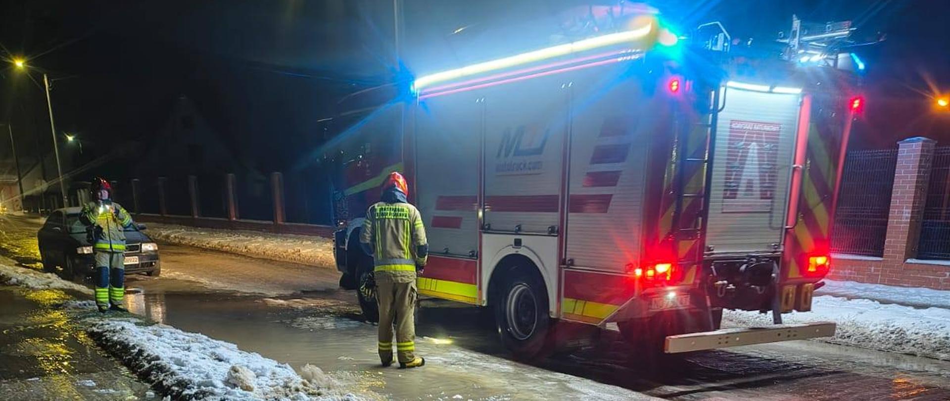 W godzinach nocnych strażacy z Państwowej Straży Pożarnej w Braniewie zabezpieczali miejsce awarii wodociągowej przy ulicy Aleja Wojska Polskiego.