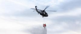 Akcja gaśnicza w Biebrzańskim Parku Narodowym z użyciem Black Hawka oraz Bambi Bucket