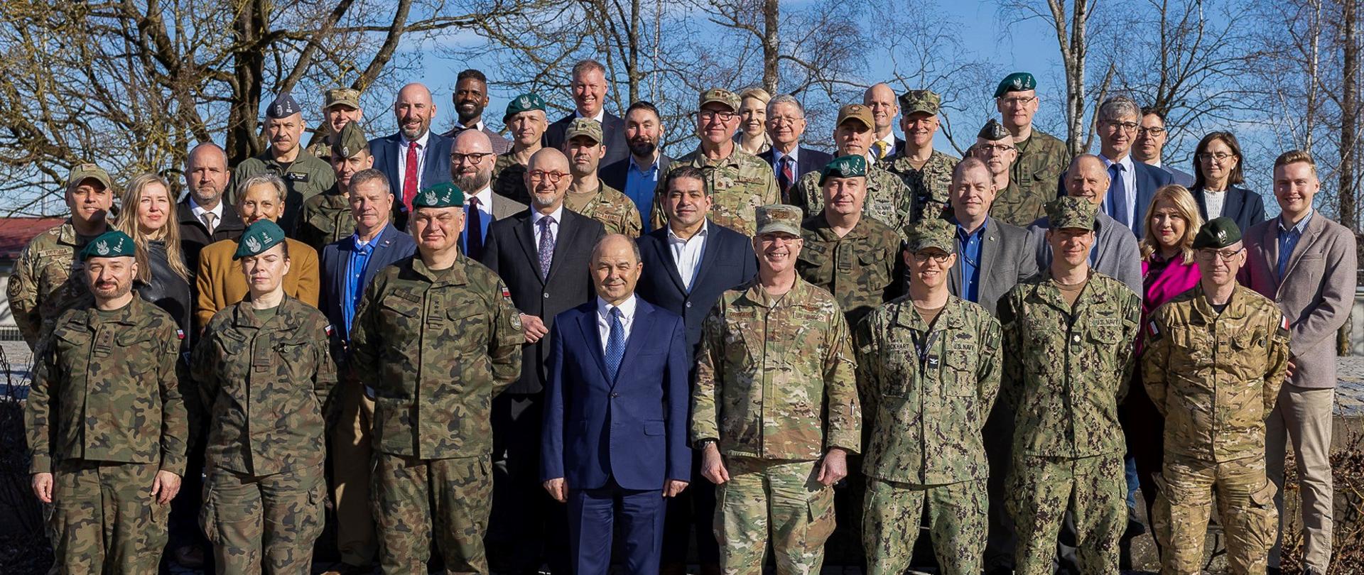 W dniach 25-26 lutego 2026 r US EUCOM w Stuttgarcie odbyło się posiedzenie polsko-amerykańskiej Wspólnej Komisji do międzyrządowej Umowy o Wzmocnionej Współpracy Obronnej (EDCA). Obradom z udziałem przedstawicieli zaangażowanych resortów Rządu RP współprzewodniczył Dyrektor Departamentu Wojskowych Spraw Zagranicznych MON, dr Lech Drab oraz ze strony amerykańskiej gen. dyw. Rusell Driggers.