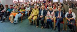 16 października w Podlaskim Urzędzie Wojewódzkim odbyła się konferencja „Bezpieczny senior w sezonie grzewczym” - sala pełna seniorów na czele z organizatorami i prelegentami wydarzenia - wszyscy siedzą na krzesłach w sali