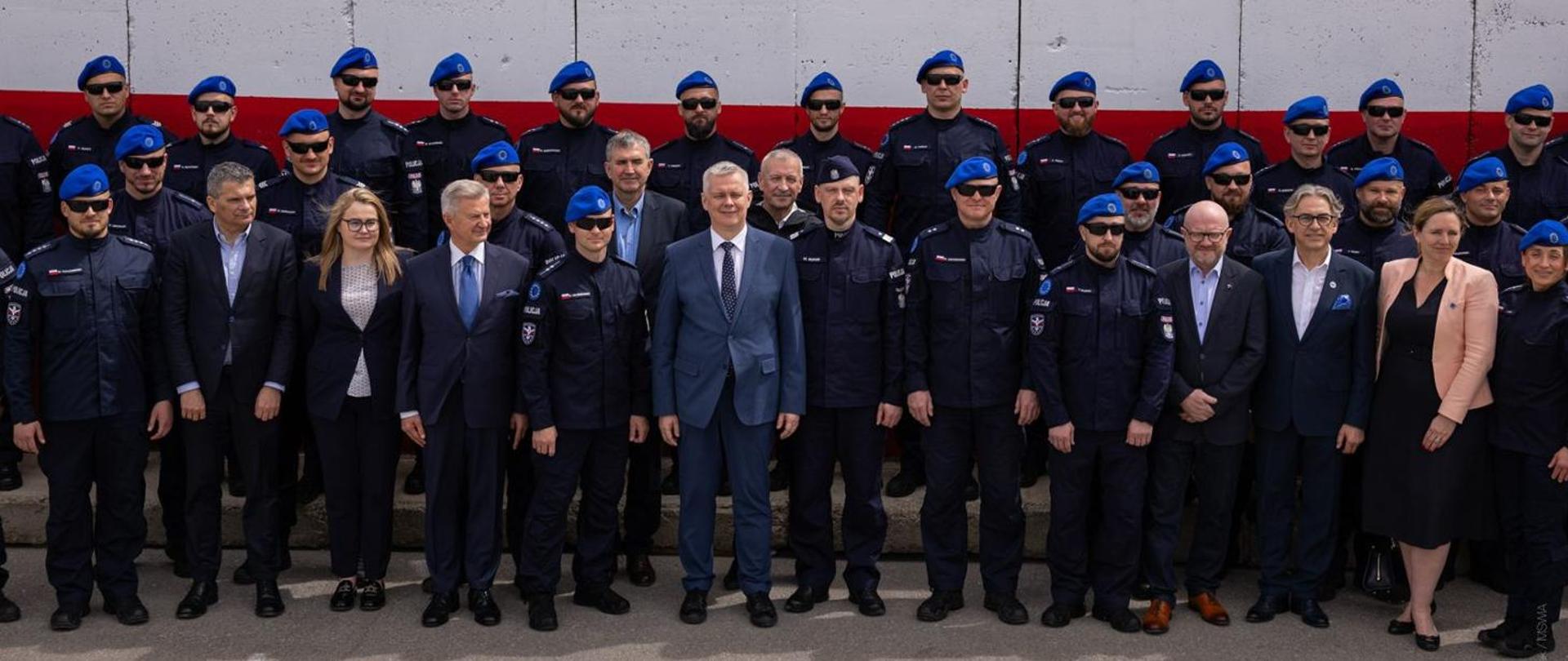 Minister Tomasz Siemoniak meets Polish police officers serving in Kosovo as part of the EULEX mission