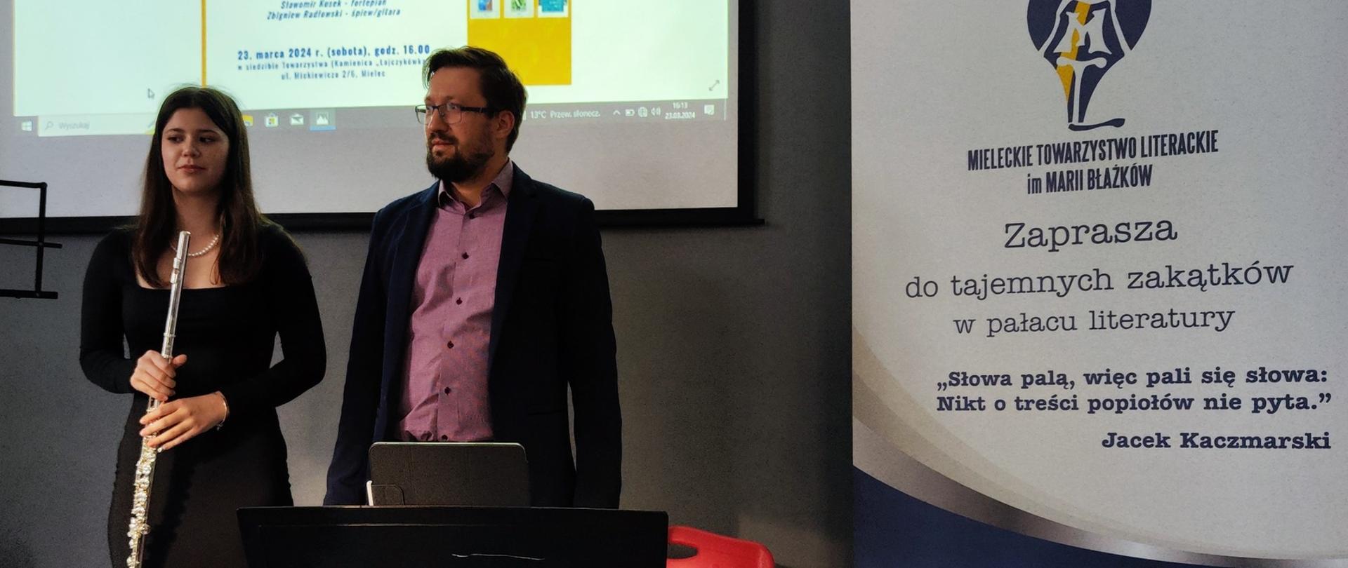 Julia Krzemień uczennica klasy śpiewu solowego Marcina Pokusy, ale również uczennica fletu poprzecznego naucz. Doroty Wilk oraz pianista Sławomir Kusek podczas koncertu w siedzibie Mieleckiego Towarzystwa Literackiego