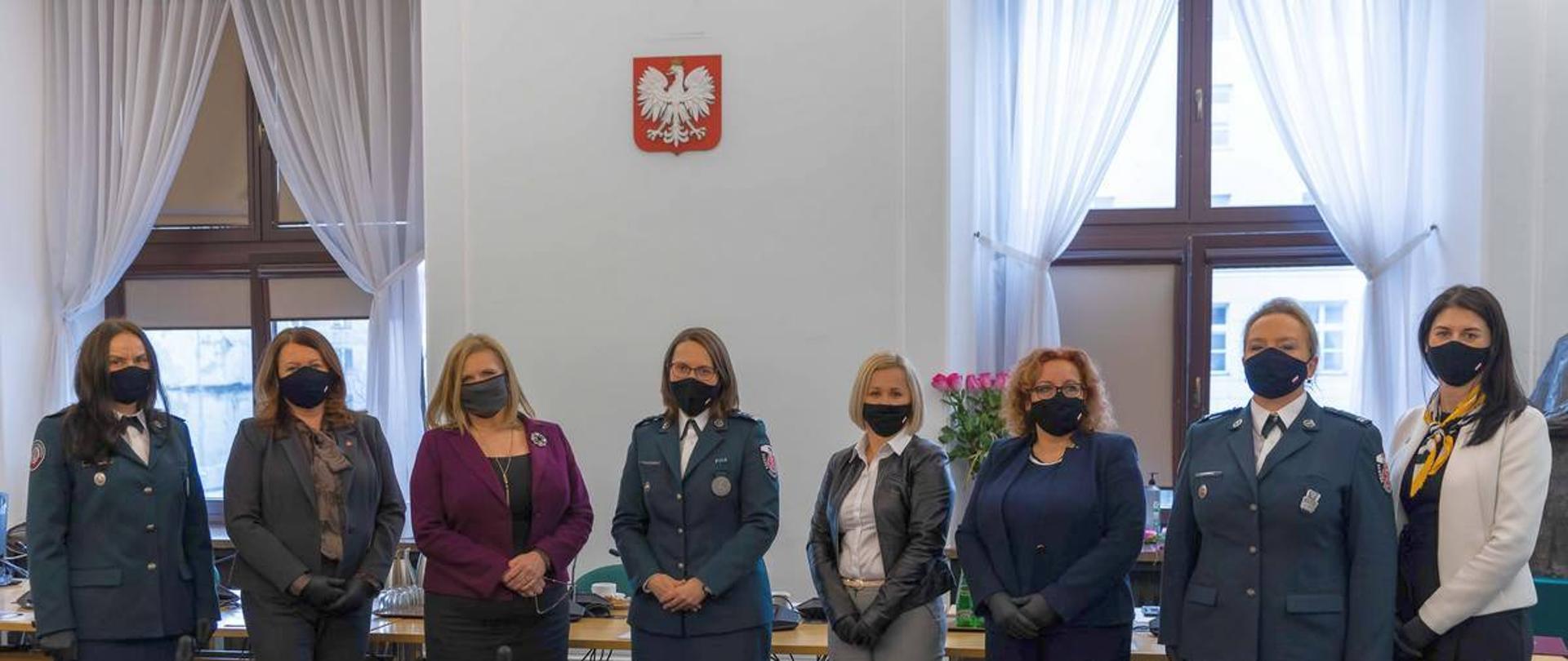 Przedstawicielki KAS pozują do zdjęcia z wicemarszałek Sejmu