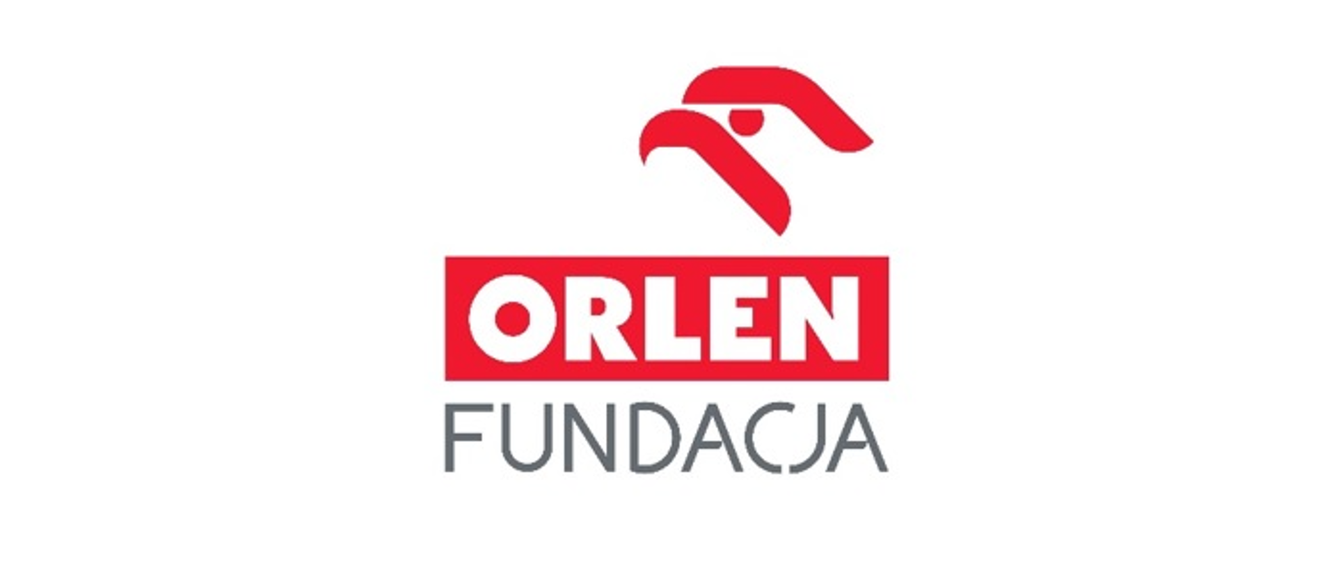 Grafika przedstawia oficjalne logo Fundacji ORLEN na białym tle. Składa się ono z trzech elementów: czerwonej, stylizowanej głowy orła w górnej części, poniżej białego napisu „ORLEN” umieszczonego wewnątrz czerwonego prostokąta, oraz szarego napisu „FUNDACJA” znajdującego się na samym dole. Całość jest utrzymana w minimalistycznej, nowoczesnej estetyce z wykorzystaniem charakterystycznej dla marki kolorystyki: czerwieni, bieli i szarości.