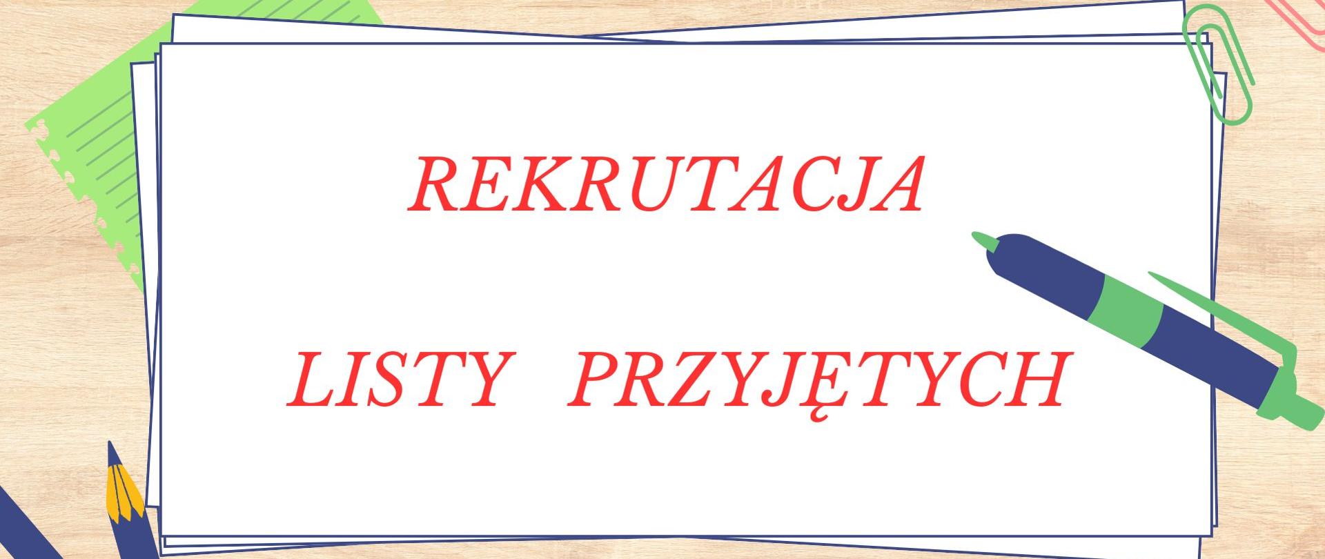 Blat biurka z kolorowymi ołówkami i długopisem, na kartkach napis czerwony REKRUTACJA LISTY PRZYJĘTYCH