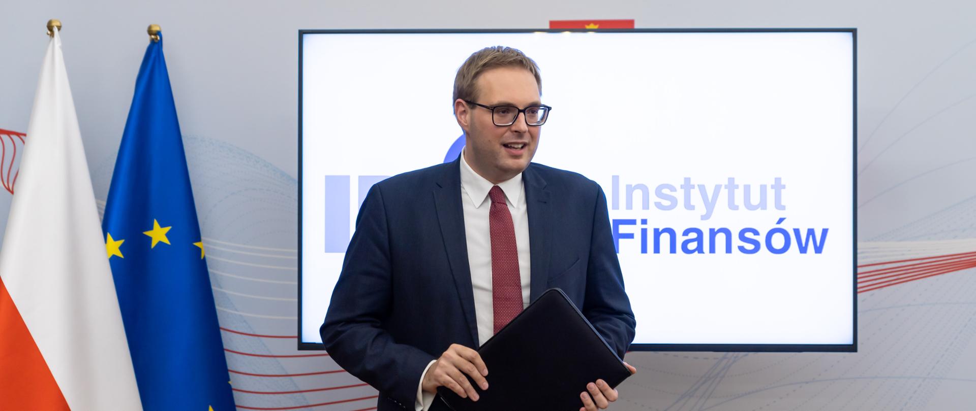 Wiceminister Jan Sarnowski na spotkaniu Akademii Finansów przemawia