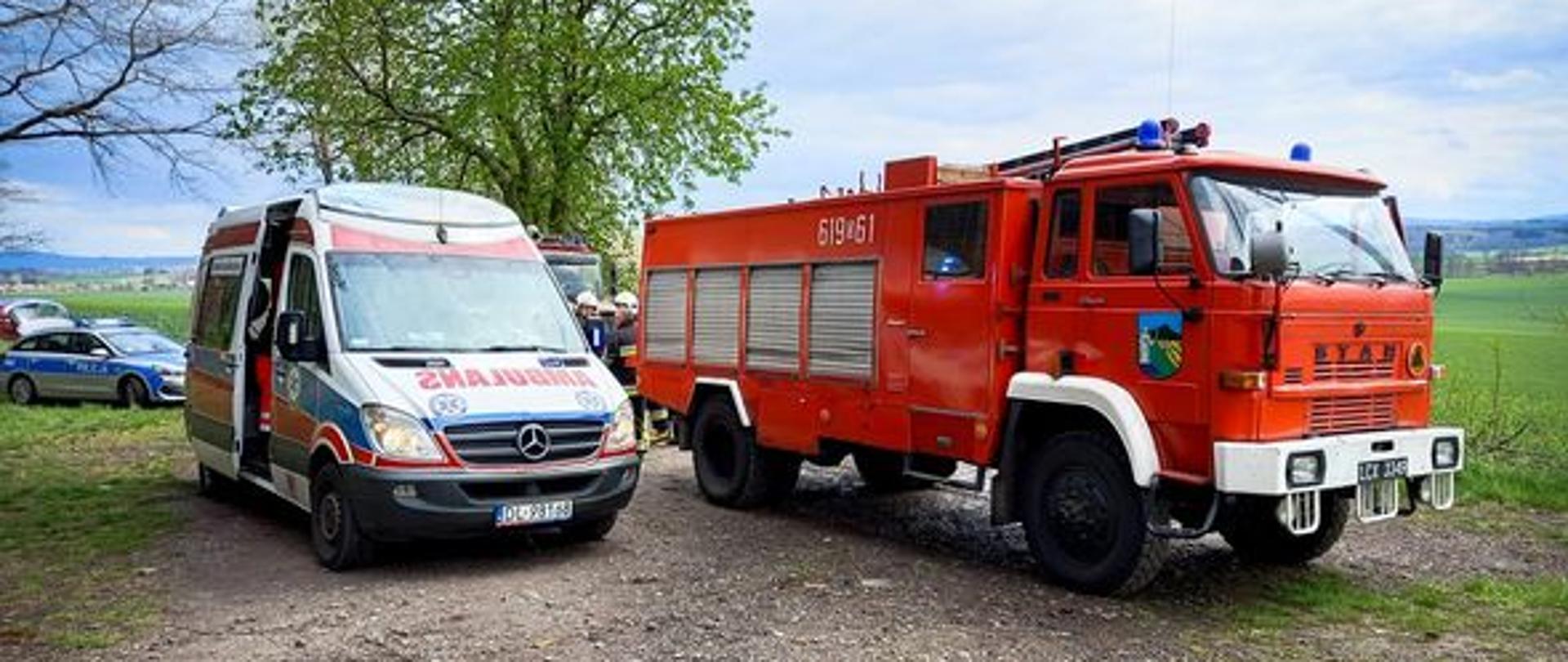 na zjęciu samochód strażacki i karetka