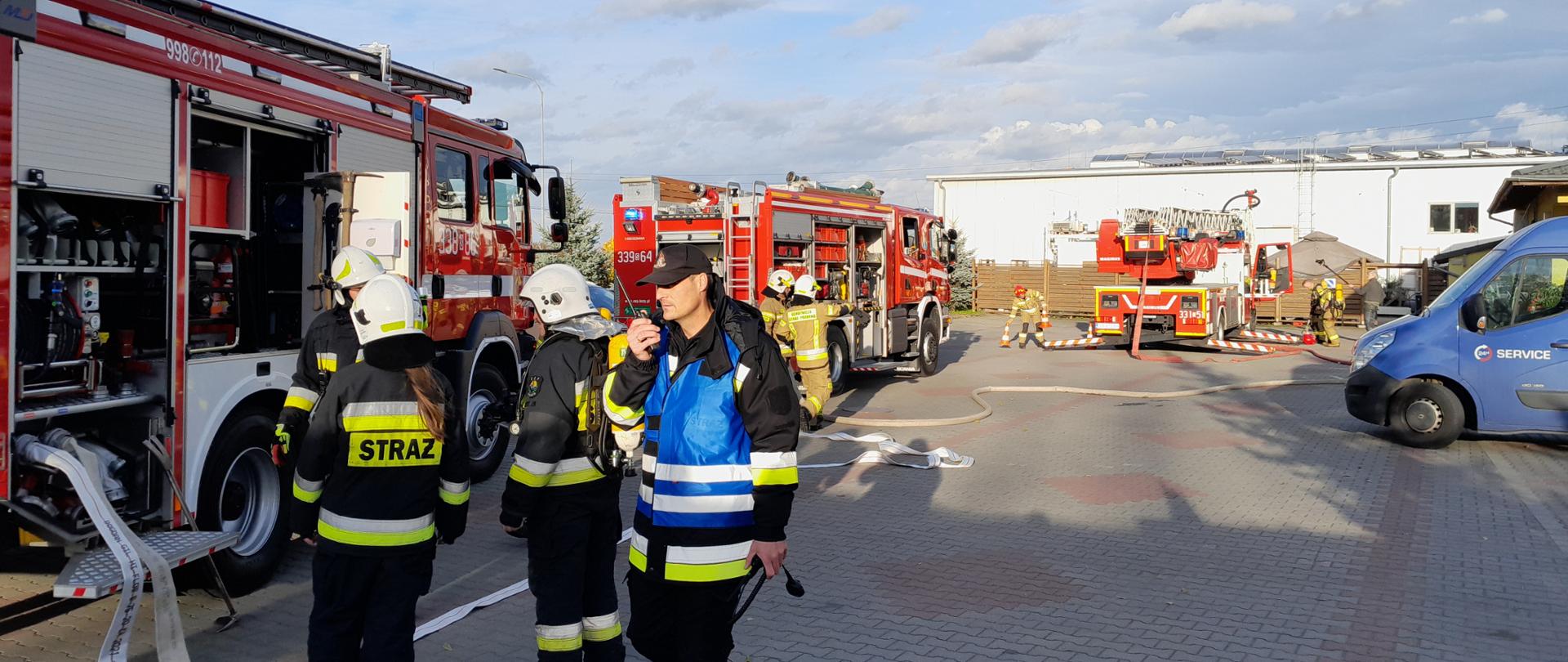 Ćwiczenia na terenie firmy zajmującej się produkcją sprzętu chłodniczego KLIMORS w Kozach - rozwinięcie bojowe