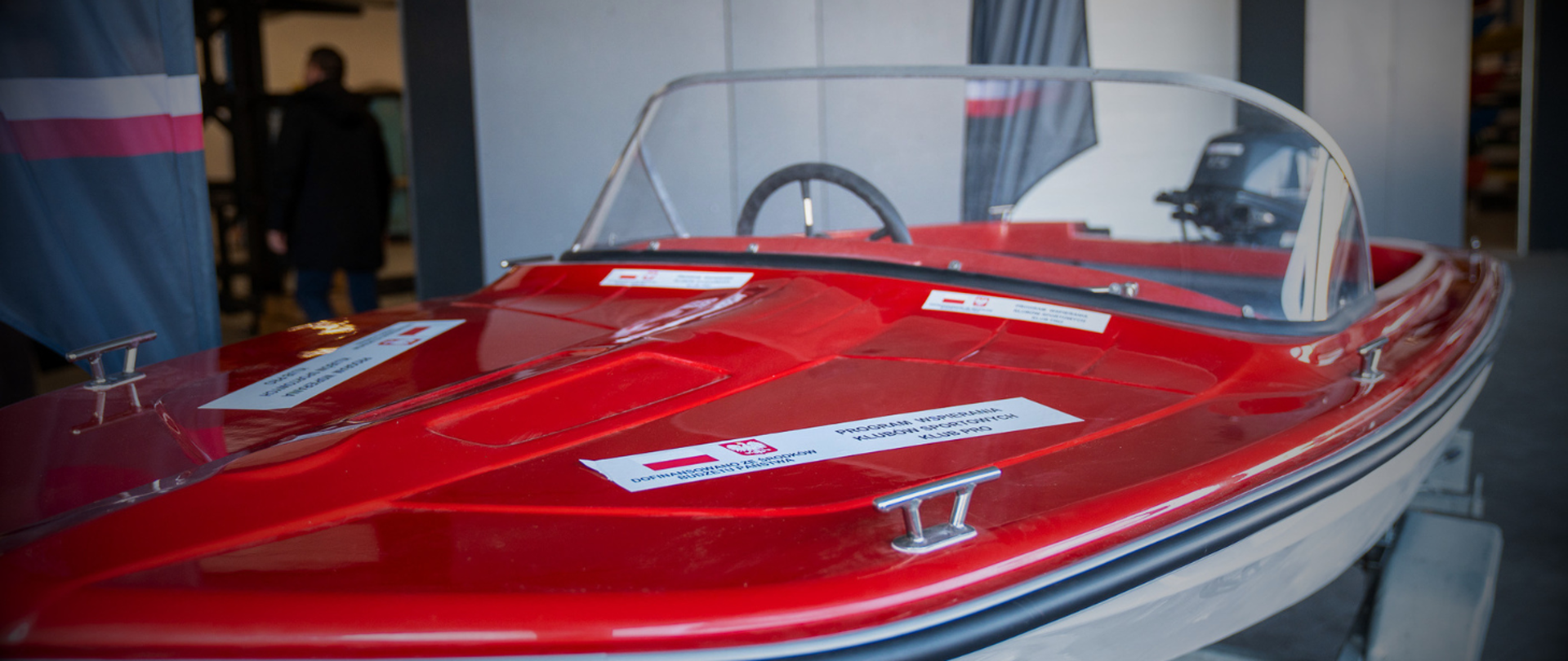 Zdjęcie przedstawia łódź czerwono-białą, która została sfinansowana ze środków związanych z programem KLUB PRO 