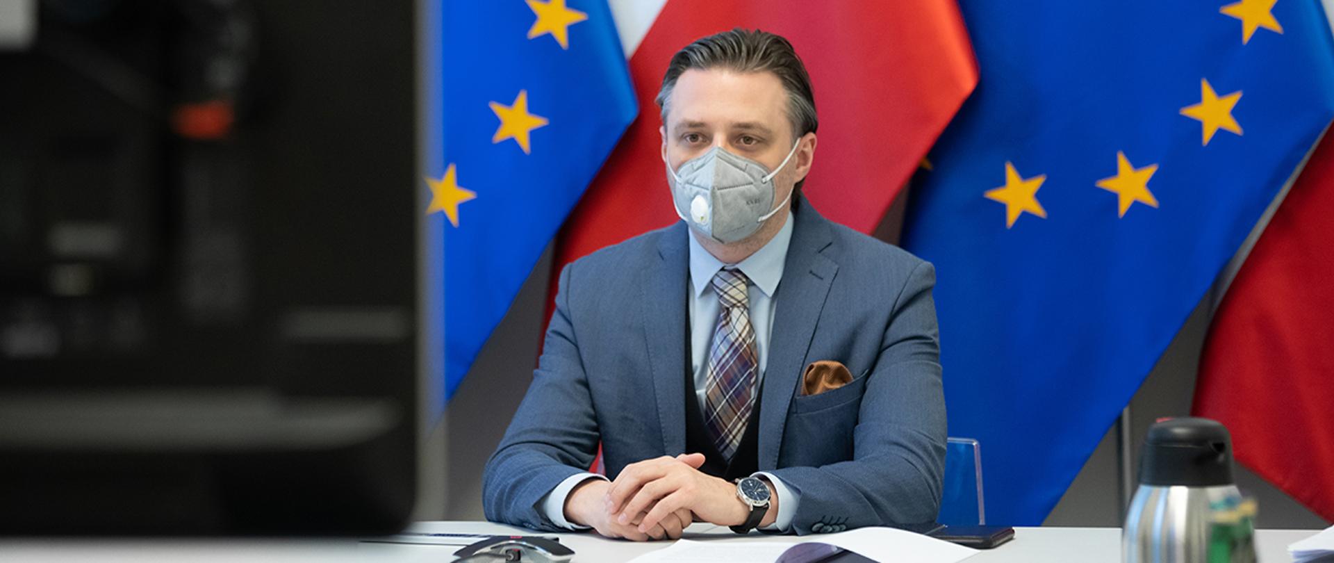 Wiceminister Bartosz Grodecki podczas wideokonferencji