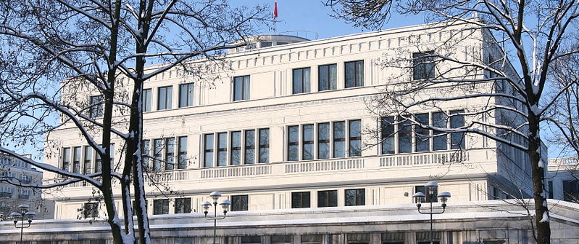 Budynek senatu okryty śniegiem