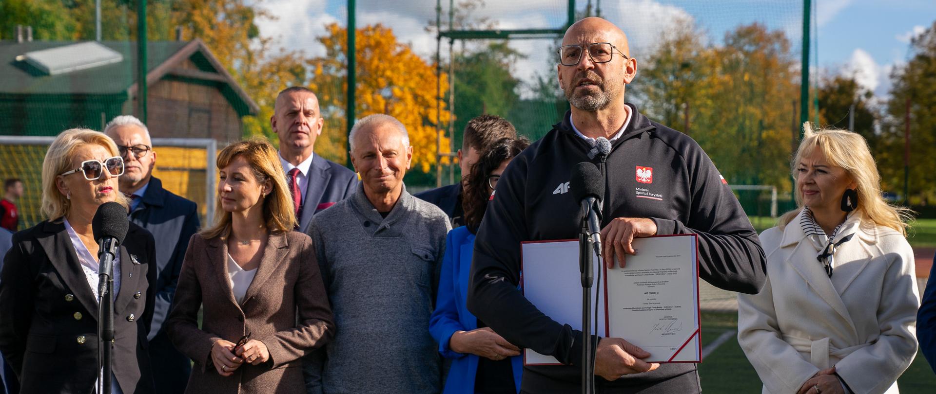 Minister Sportu i Turystyki Jakub Rutnicki w Żninie podczas konferencji 