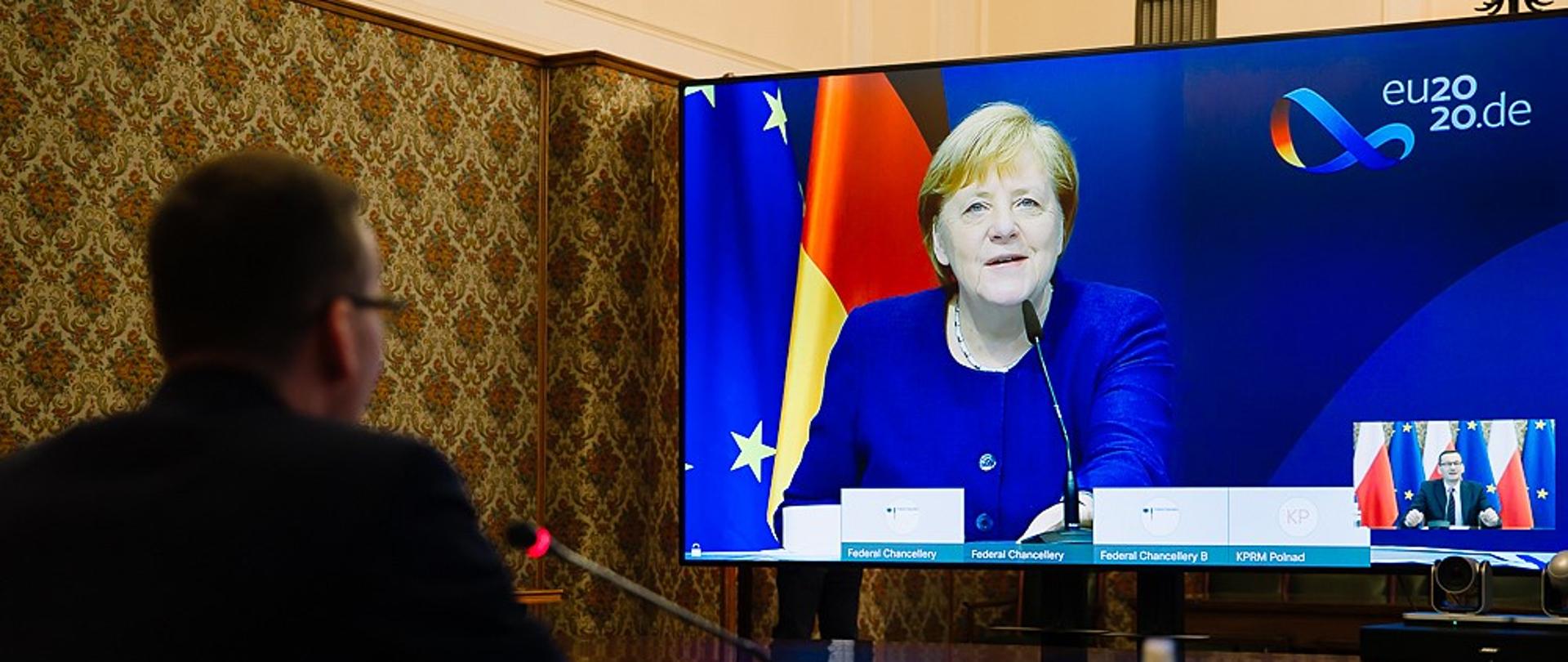 Premier Mateusz Morawiecki podczas wideokonferencji z Angelą Merkel.