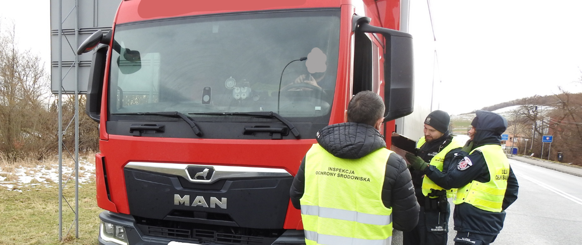  Inspektor Wojewódzkiego Inspektoratu Ochrony Środowiska w Opolu podczas akcji nielegalne odpady 2024