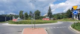 na zdjęciu jest rondo w ciagu DK28, w Chełmcu