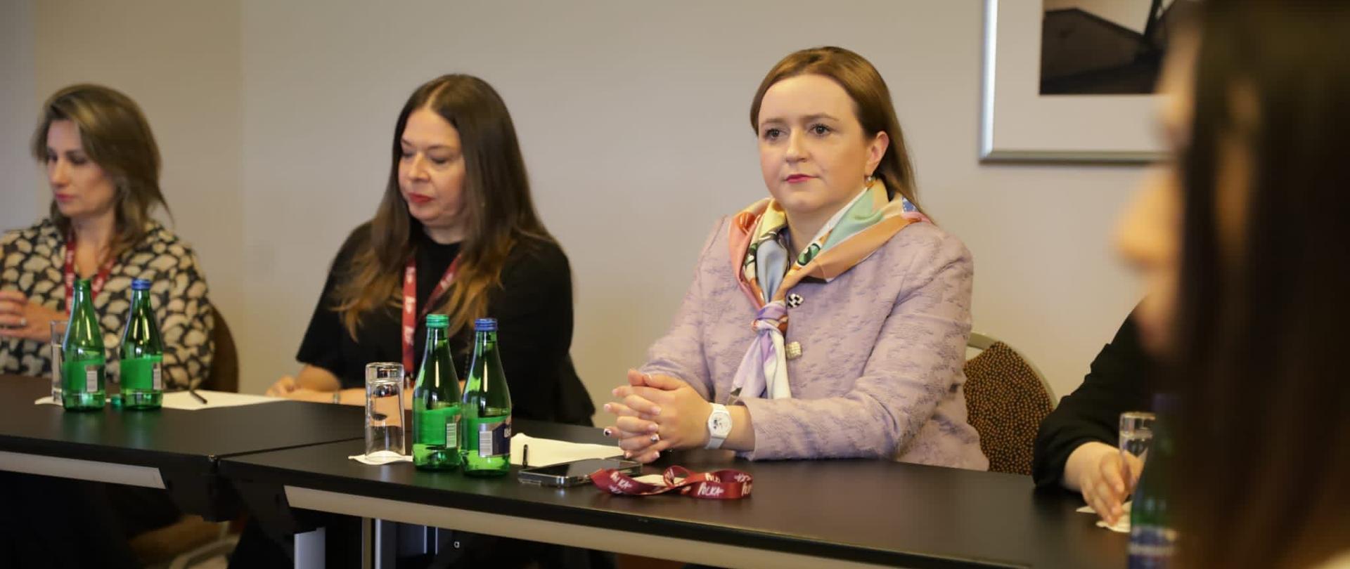 Wiceminister Olga Semeniuk podczas konferencji "Polka XXI wieku". Na zdjęciu widać panelistki debaty. 